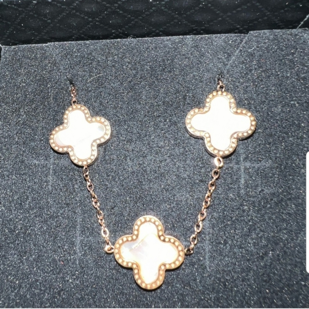 Mother Of Pearl Clover Bracelet - Picture 4 of 7